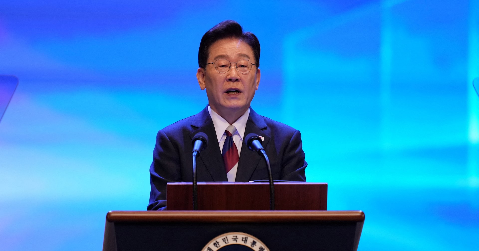South Korean President Lee Jae Myung Visits France for Summit with Macron