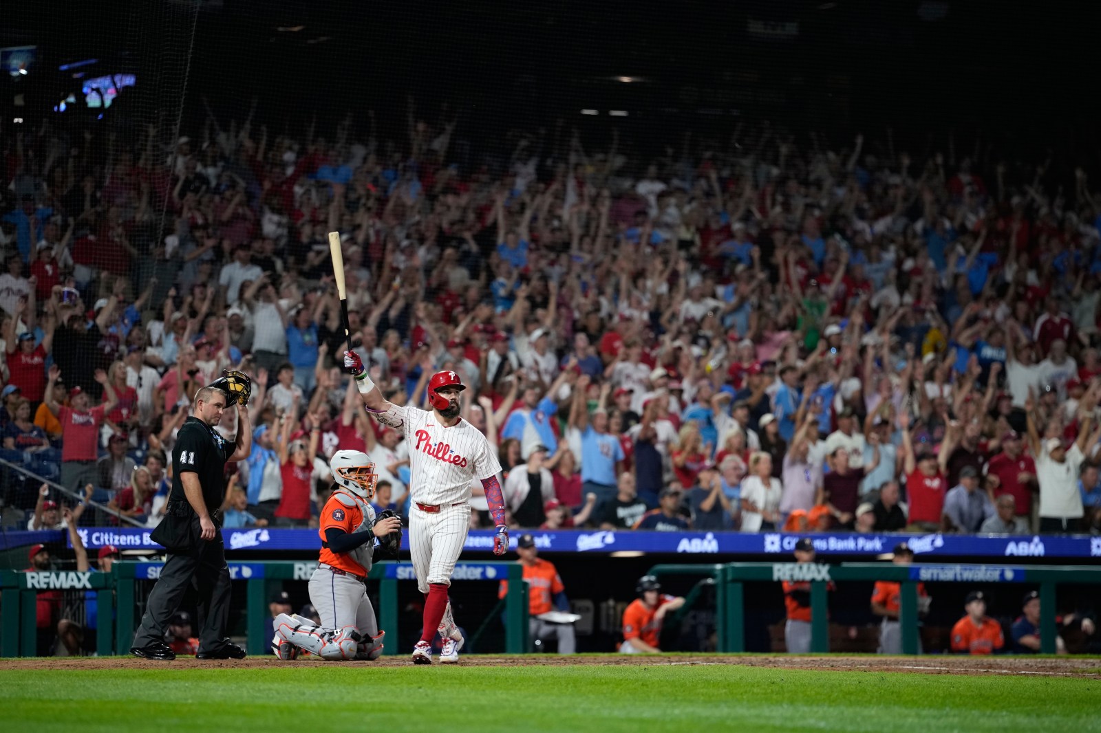 Kyle Schwarber hits grand slam for 44th home run in Phillies win