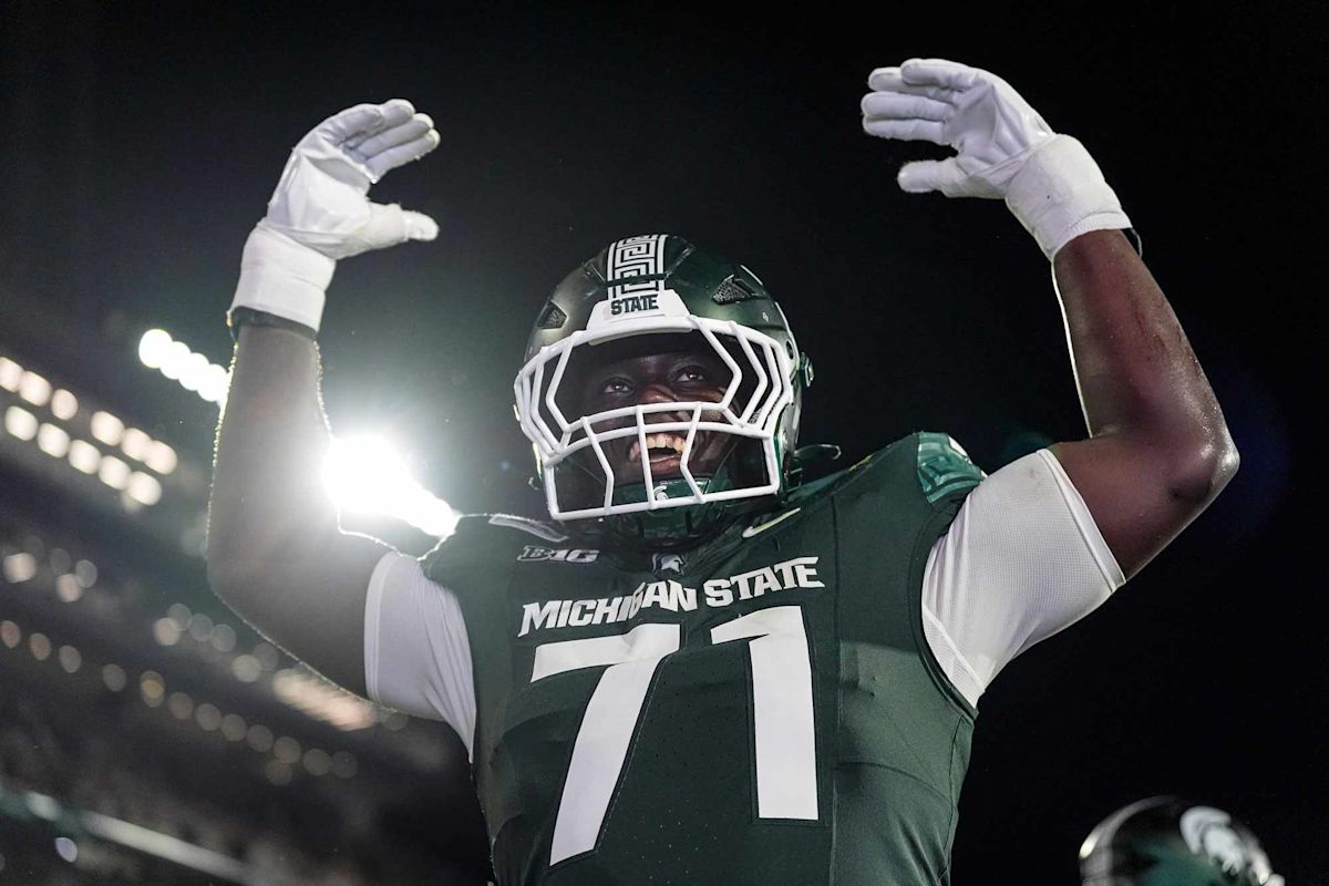 Michigan State Offensive Lineman Vomits During Successful Two-Point Conversion Play