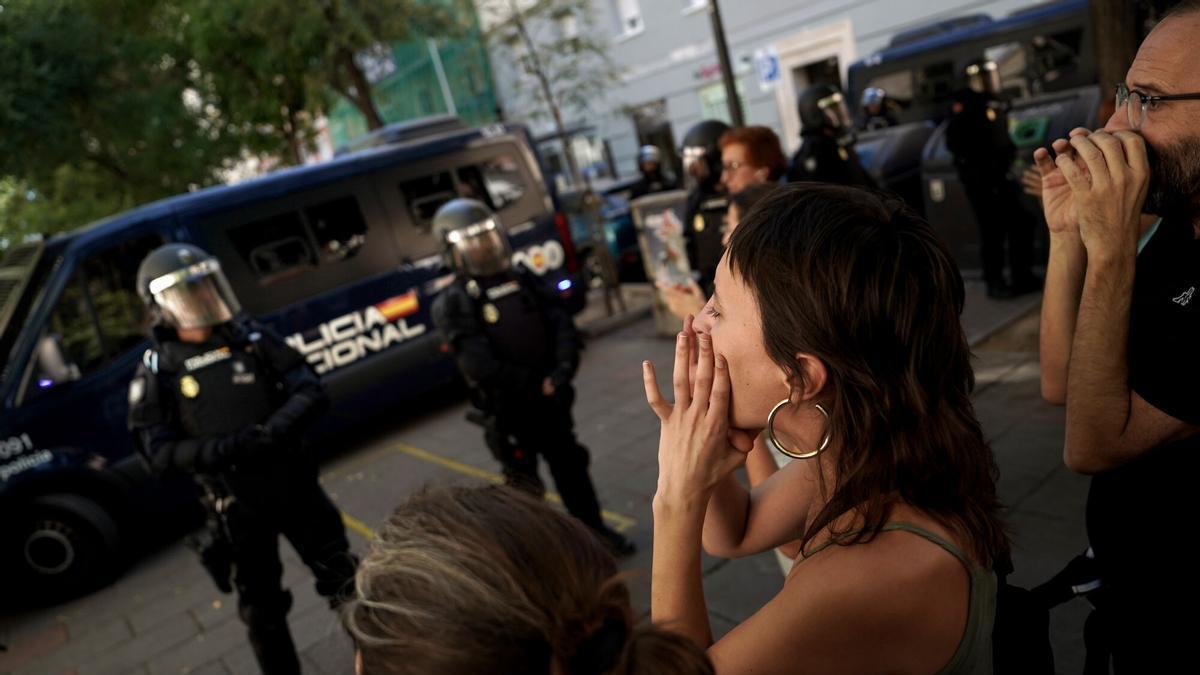 Cientos de personas protestan frente al ático de Ayuso contra un desahucio