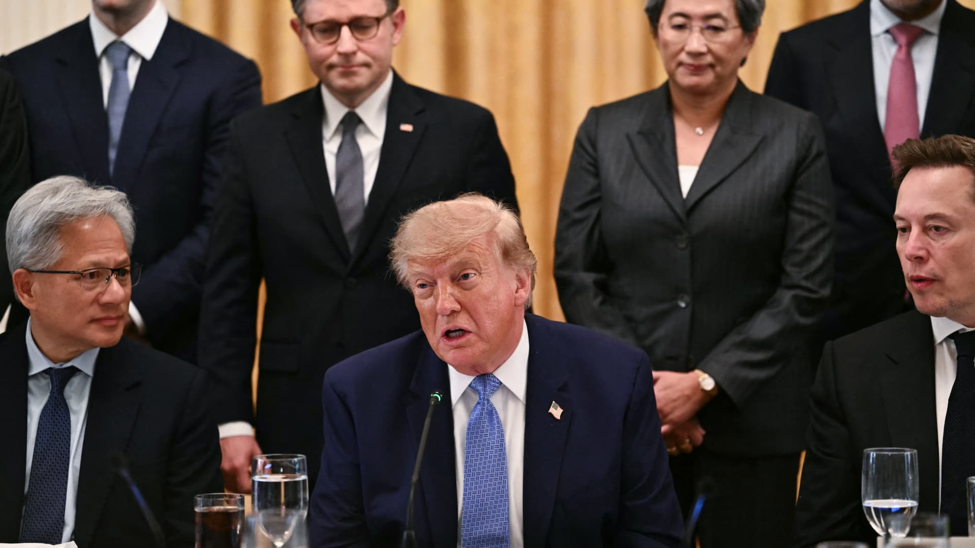 Trump Signs Executive Order Directing Federal Agencies to Adopt Super Intelligence Terminology