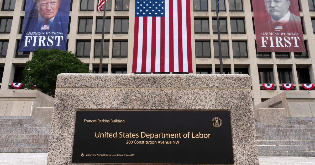 U.S. Jobless Claims Fall to 196,000 in Lowest Level Since Mid-July