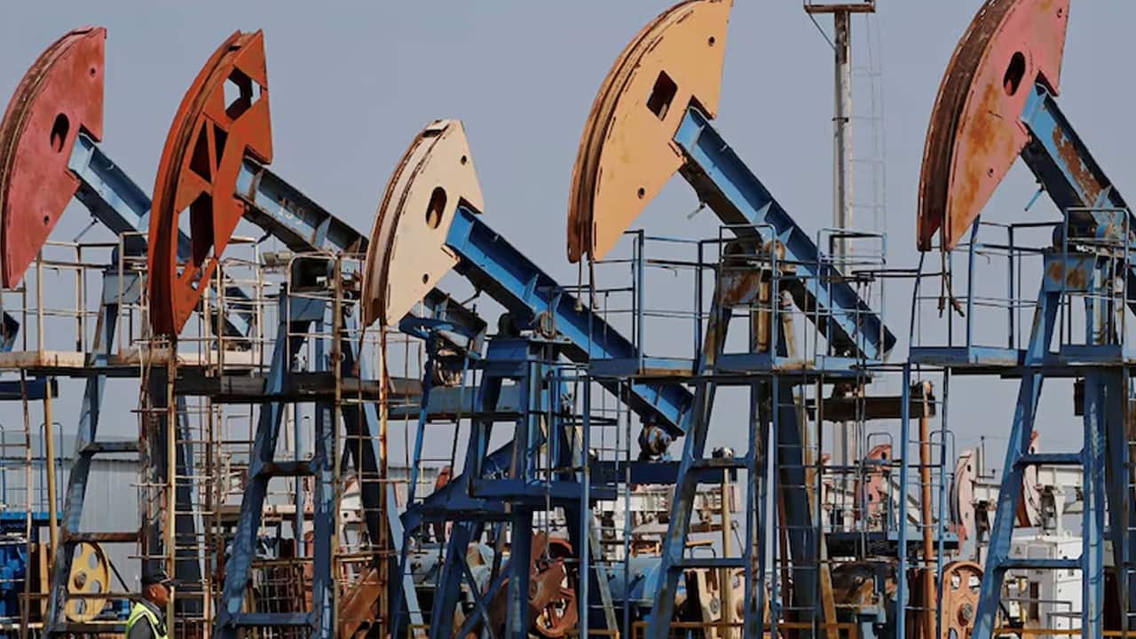 Oil Prices Pull Back Near $100 Amid Persistent Tight Supply and Refining Constraints