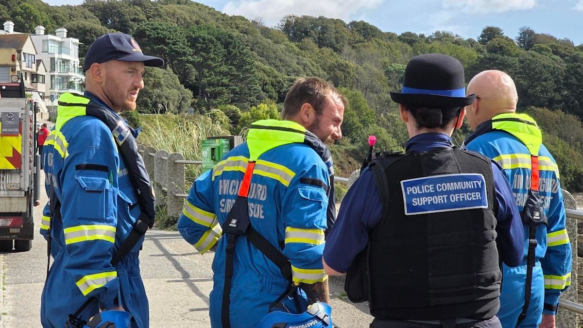 Royal Navy divers safely remove WWII bomb following massive evacuation in Cornwall.