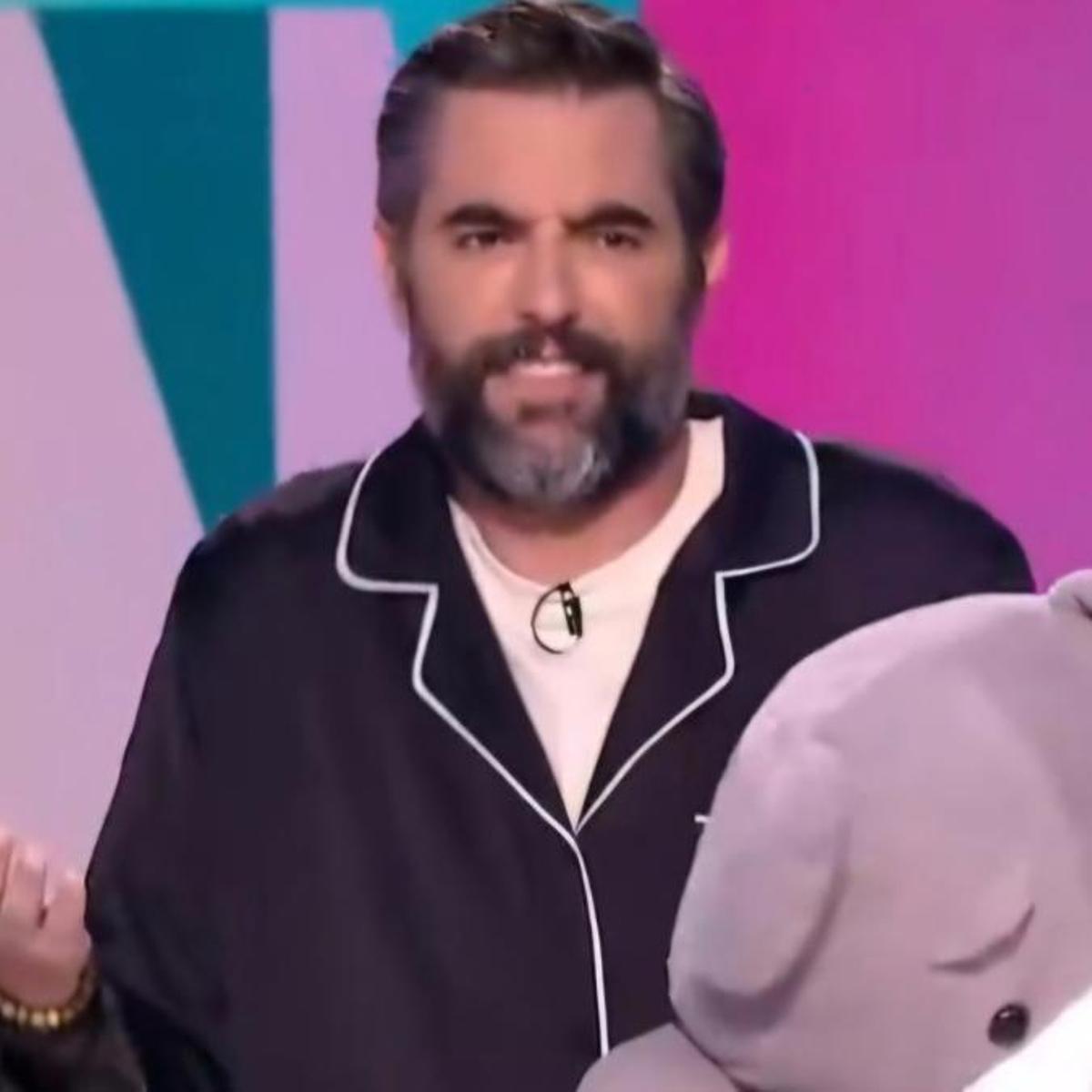 Dani Mateo reaparece en pijama y con un peluche tras llegar tarde