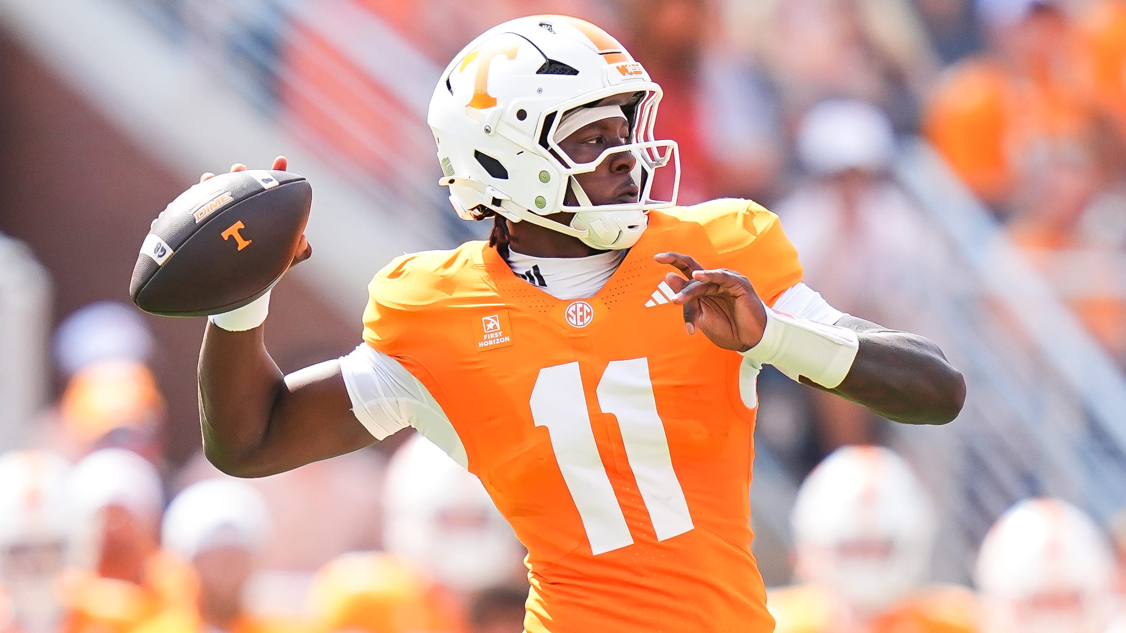 Freshman Quarterback Faizon Brandon Shines in Impressive College Debut for Tennessee