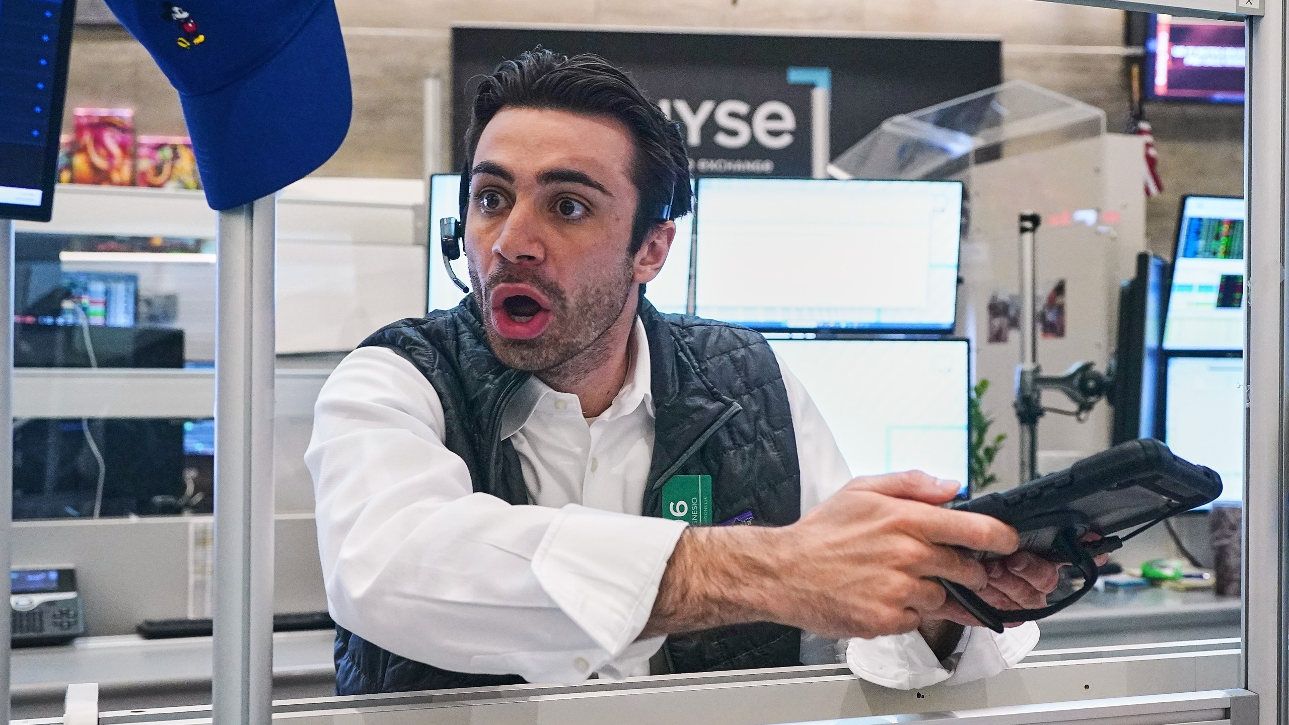 Stocks Waver Near Record Highs as Oil Prices Rise Above $100 Per Barrel