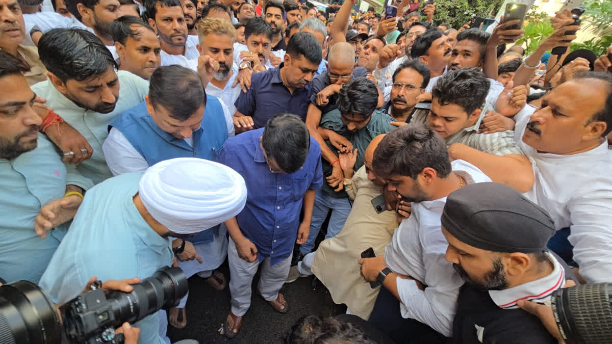 Delhi Police Register Case Against AAP Leaders Over Alleged Officer Assault