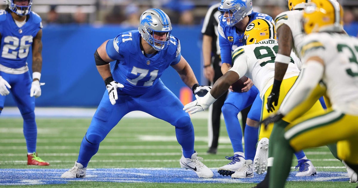 Green Bay Packers sign Wisconsin native Kevin Zeitler to stabilize struggling offensive line.