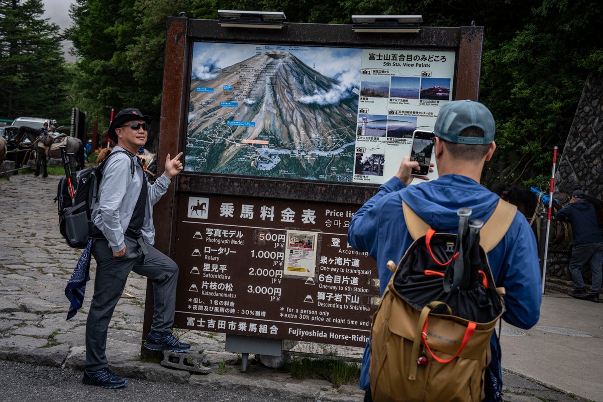 Yamanashi Plans Mount Fuji Helicopter Rescue Charges