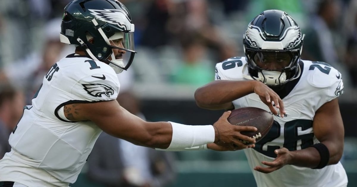 Philadelphia Eagles Running Back Saquon Barkley Exits Game With Shoulder Injury