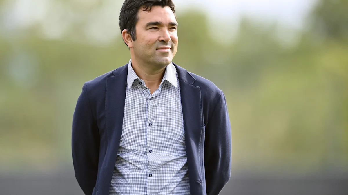 Barcelona Sporting Director Deco Denies Club Is Pursuing Manchester United Teenager JJ Gabriel
