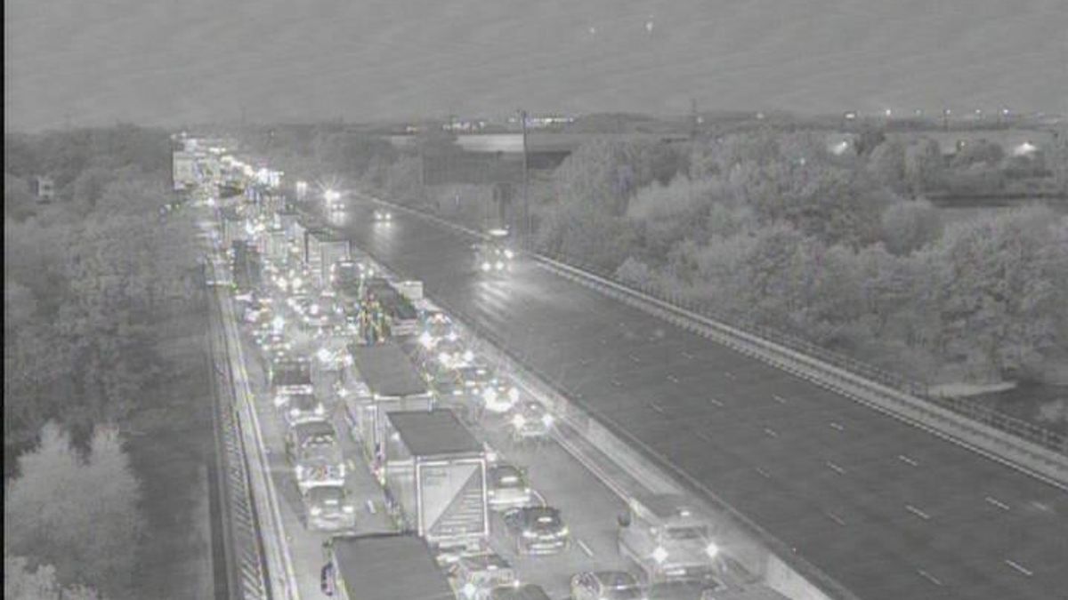 Overturned Lorry Closes M1 In Both Directions Following Serious Crash