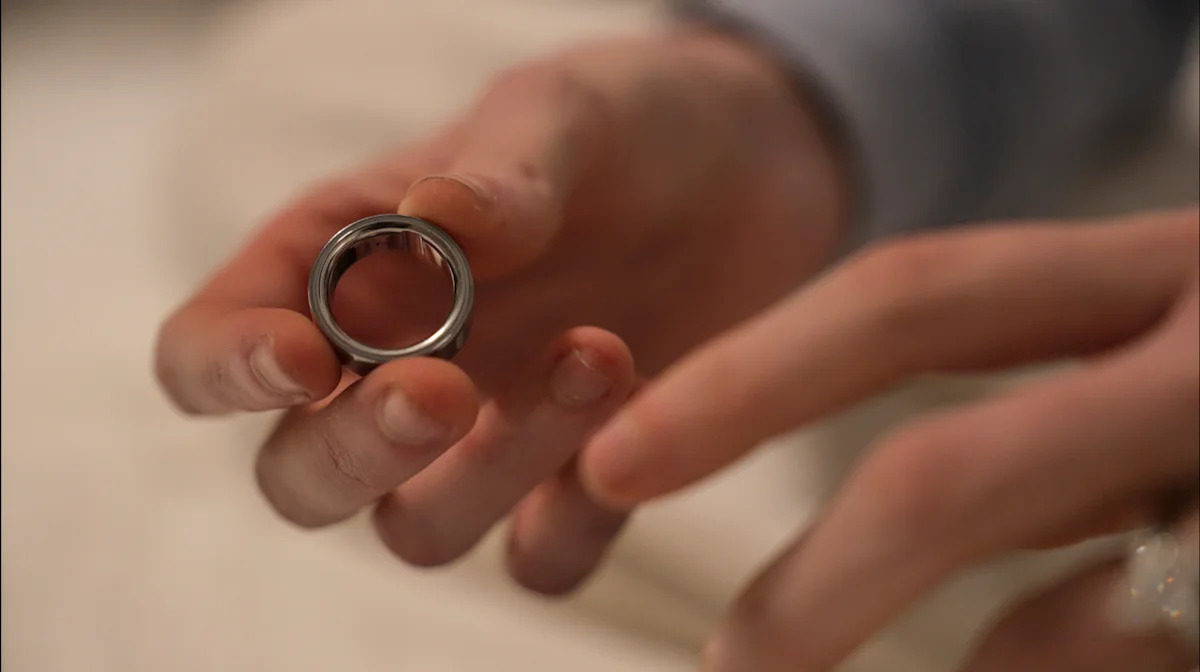 Smart ring maker Oura postpones its initial public offering due to market uncertainty.