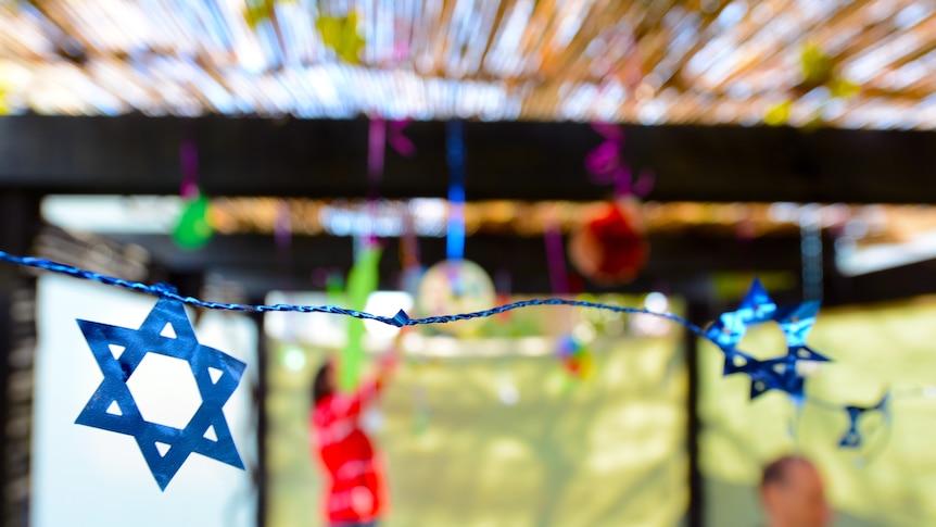 Jewish Blogs Explore Holiday Traditions, Marriage Practices, and Historical Reflections