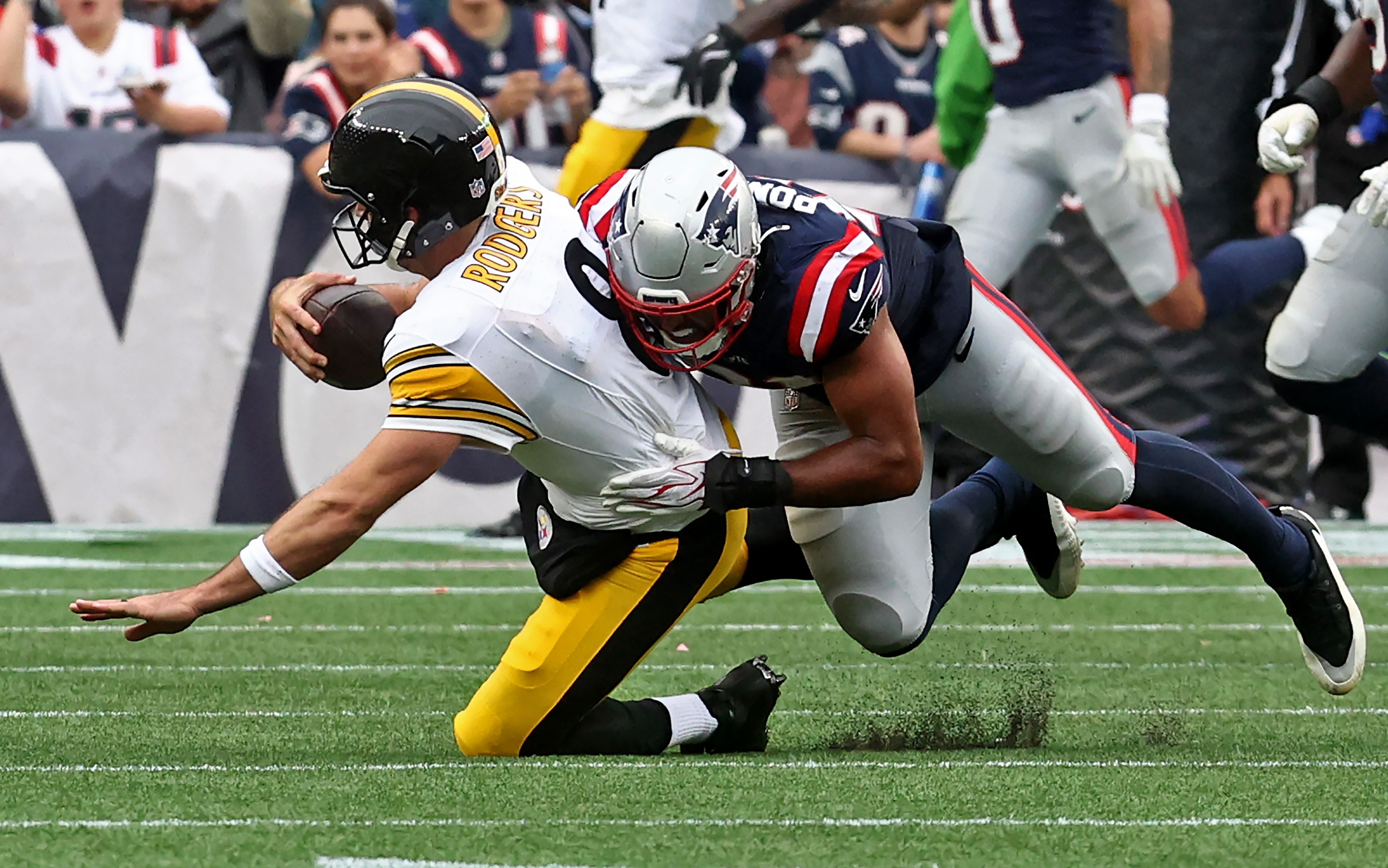 Patriots Rout Steelers 20-3, Sack Rodgers Four Times