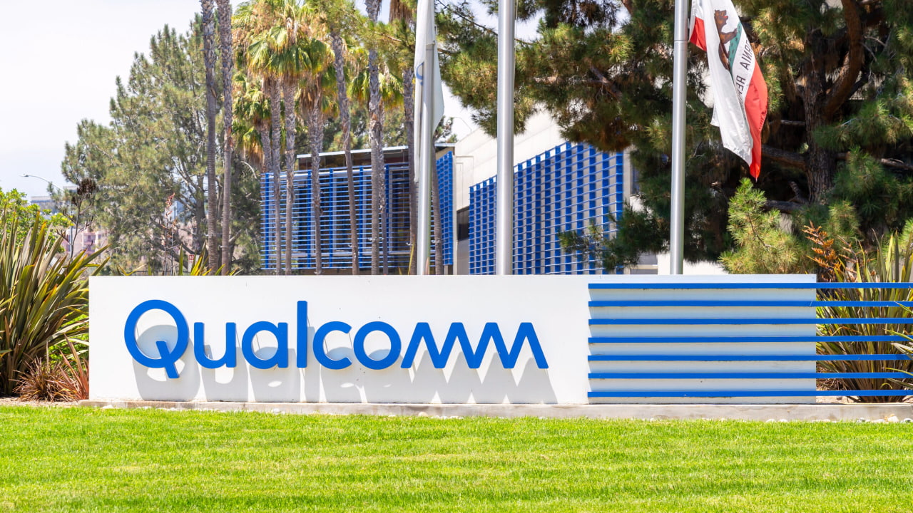 Qualcomm and Apple renew their global patent licensing agreement, extending the partnership starting April 2027.