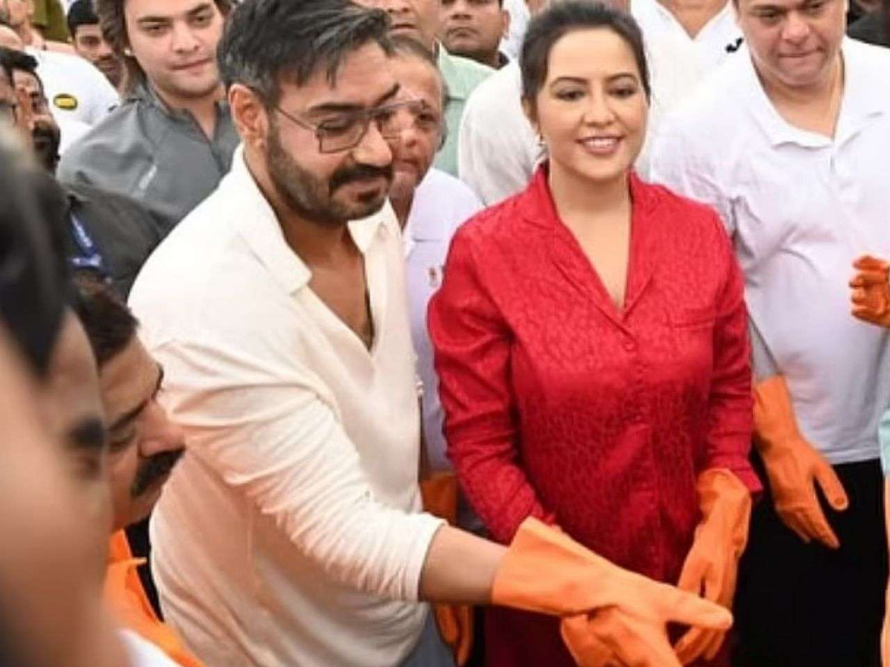 Ajay Devgn Joins Mumbai Volunteers to Clean Juhu Beach After Ganesh Immersion