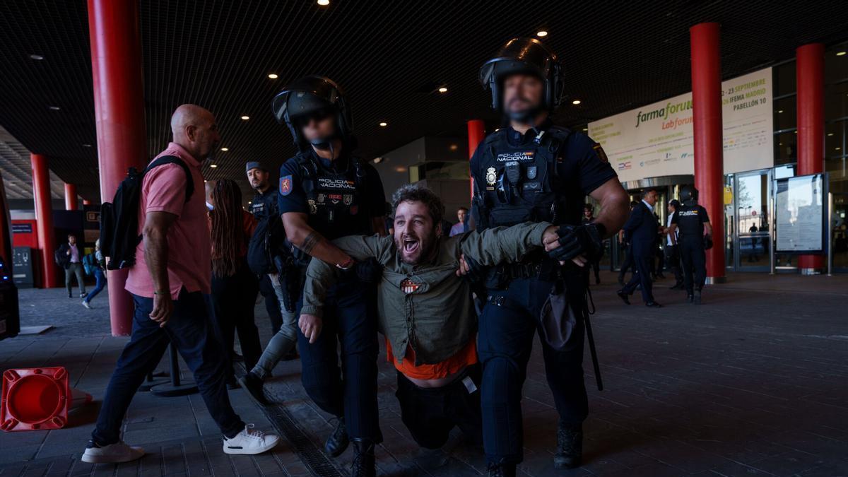 Activistas lanzan objetos y obligan a Ayuso a abandonar la feria The District