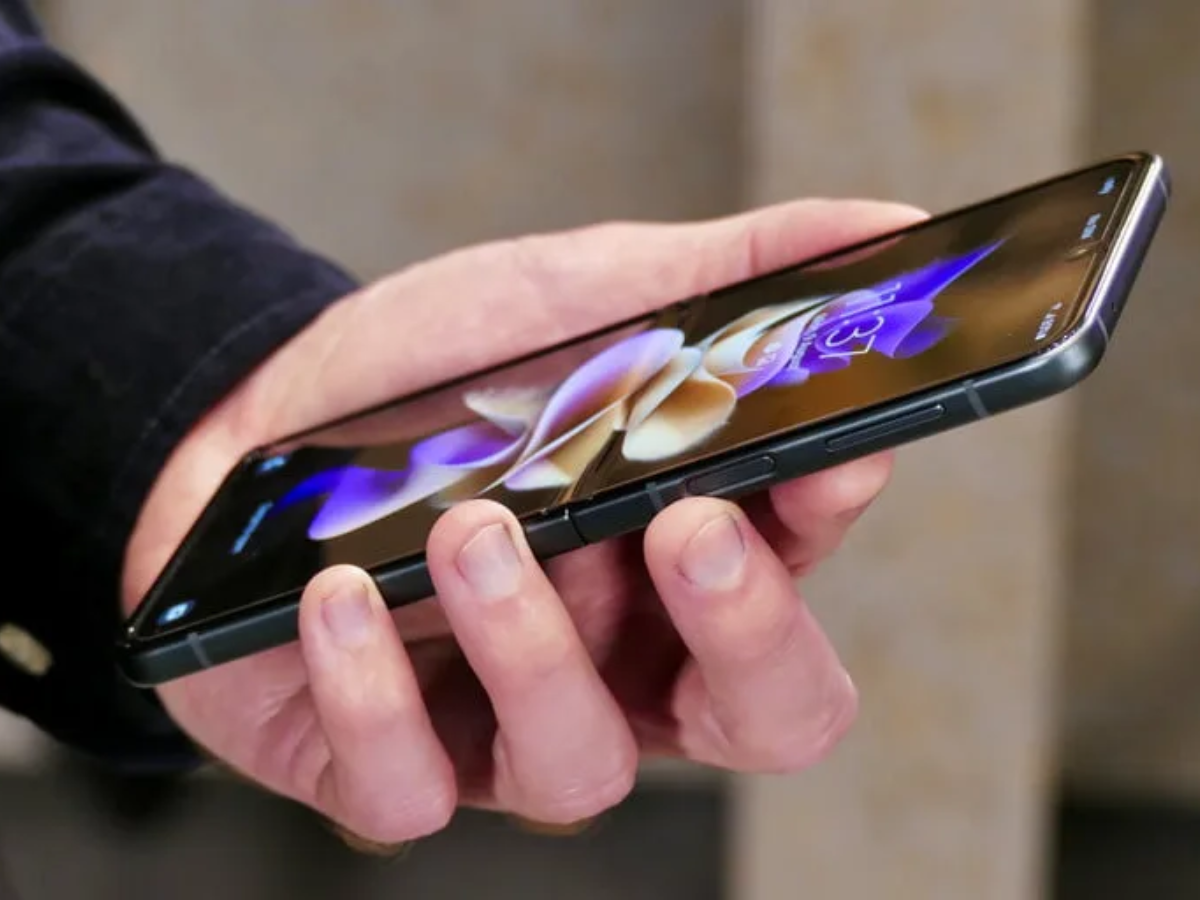 Samsung officially ends software support for 2021 Galaxy foldables and watches.