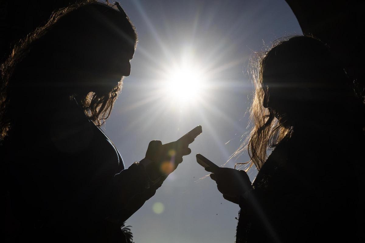 La UE propone una nueva ley para limitar el acceso de menores a redes sociales
