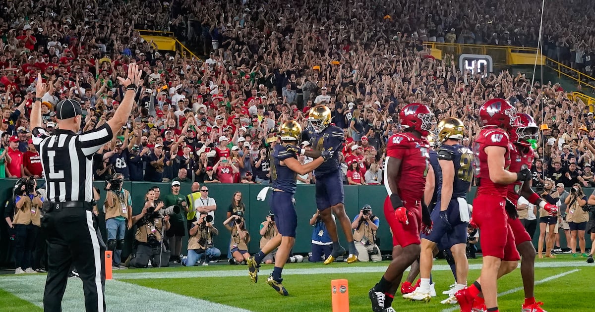 Notre Dame tight end James Flanigan scores first career touchdown at Lambeau Field.