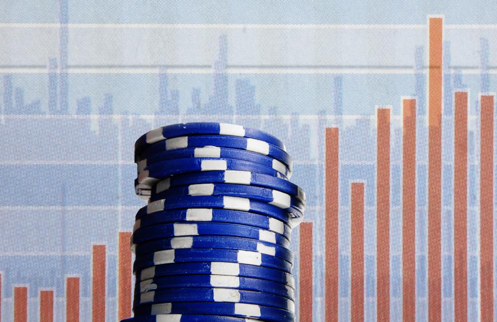 Institutional investors make mixed moves in Meta while analysts maintain positive ratings.