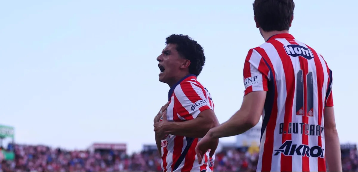 Chivas golea 3-0 a San Luis para extender su buena racha
