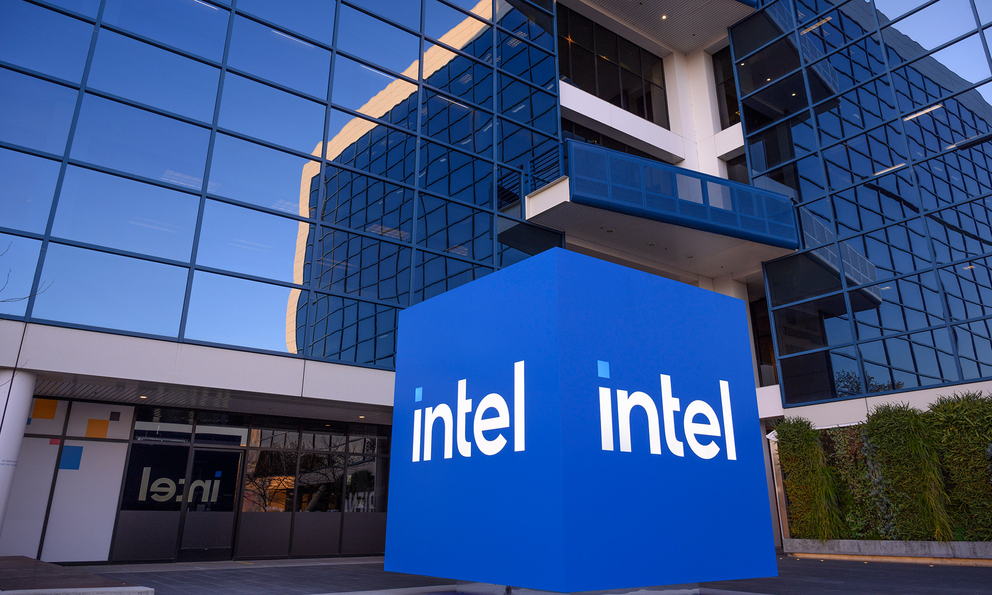 Intel Shares Climb as SK Hynix Discusses Potential Manufacturing Partnership and AI Growth