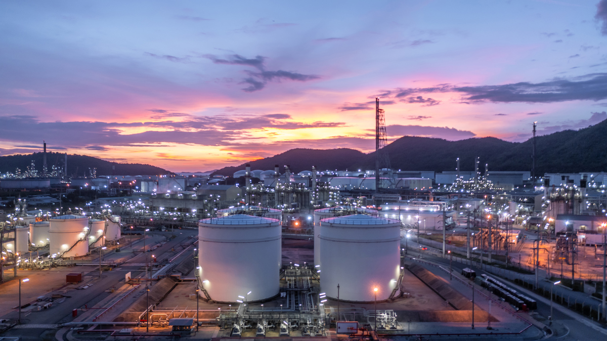 Houthi Pipeline Attacks Push Oil Above $107 Amid Global Supply Fears