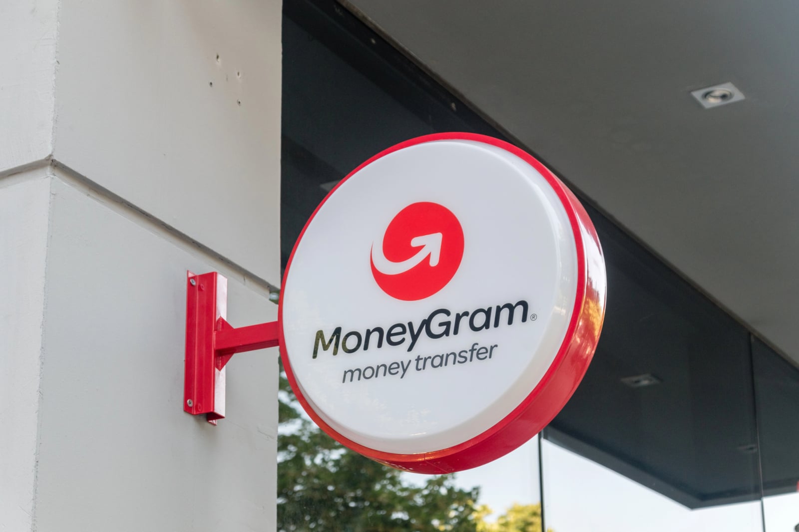 MoneyGram launches a stablecoin-linked Visa card in Colombia for everyday digital spending.
