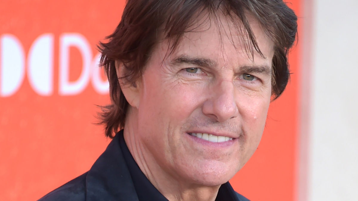 Tom Cruise surprises a stressed office worker who was doomscrolling on her phone.