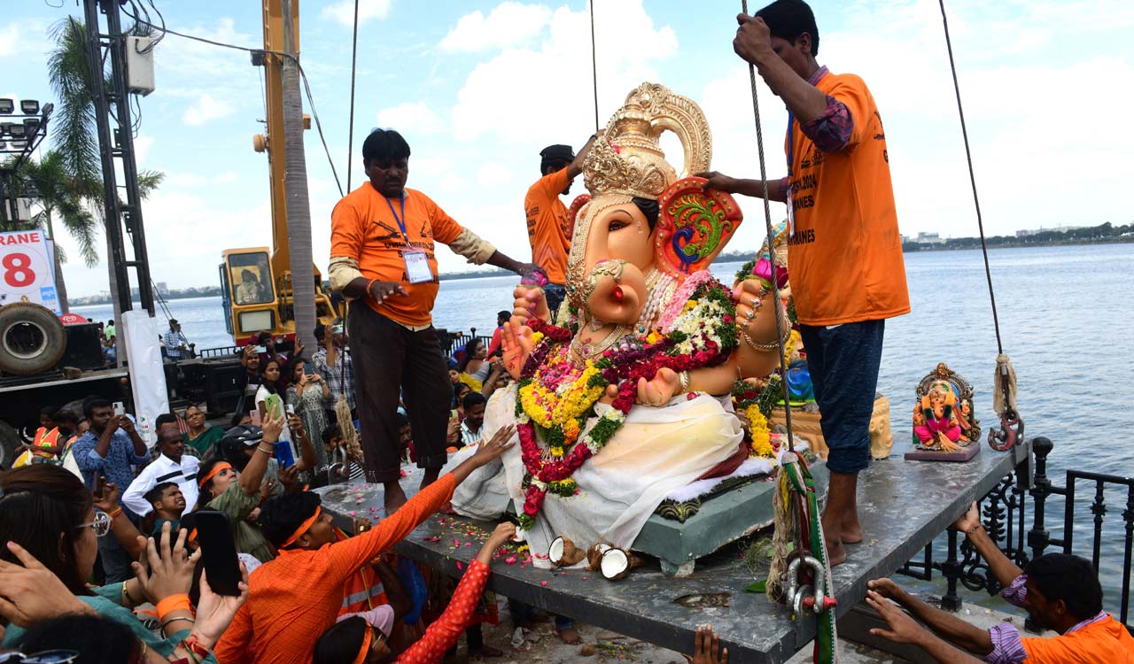 Kurnool Concludes Peaceful Ganesh Immersions as Mumbai Prepares for Anant Chaturdashi