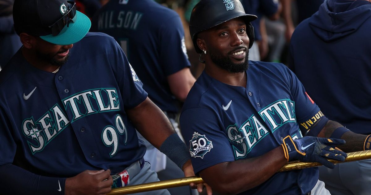 Mariners Rout Athletics 19-1, Arroyo Homers