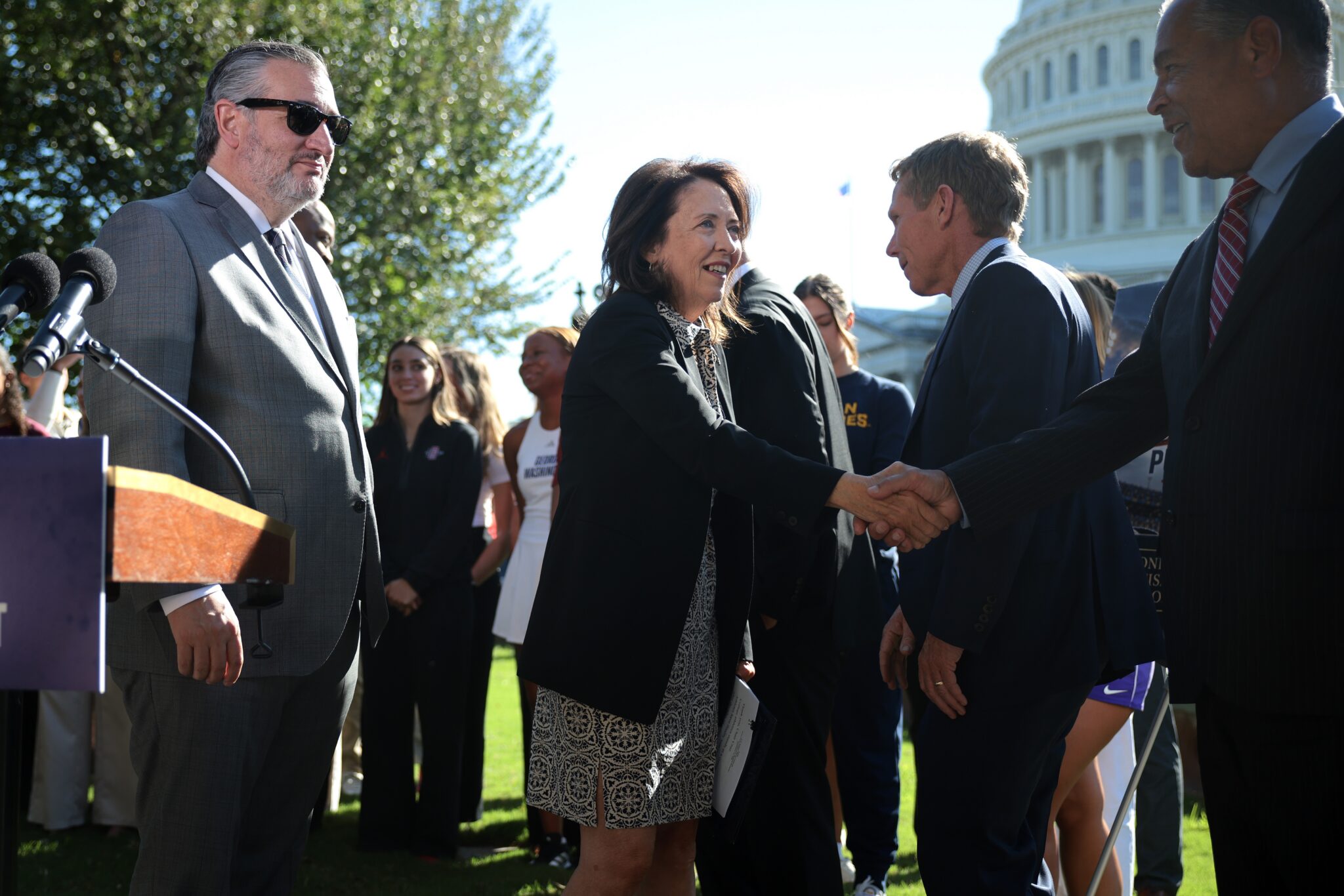 Senate Advances Bipartisan Bill to Establish Federal Rules for College Sports
