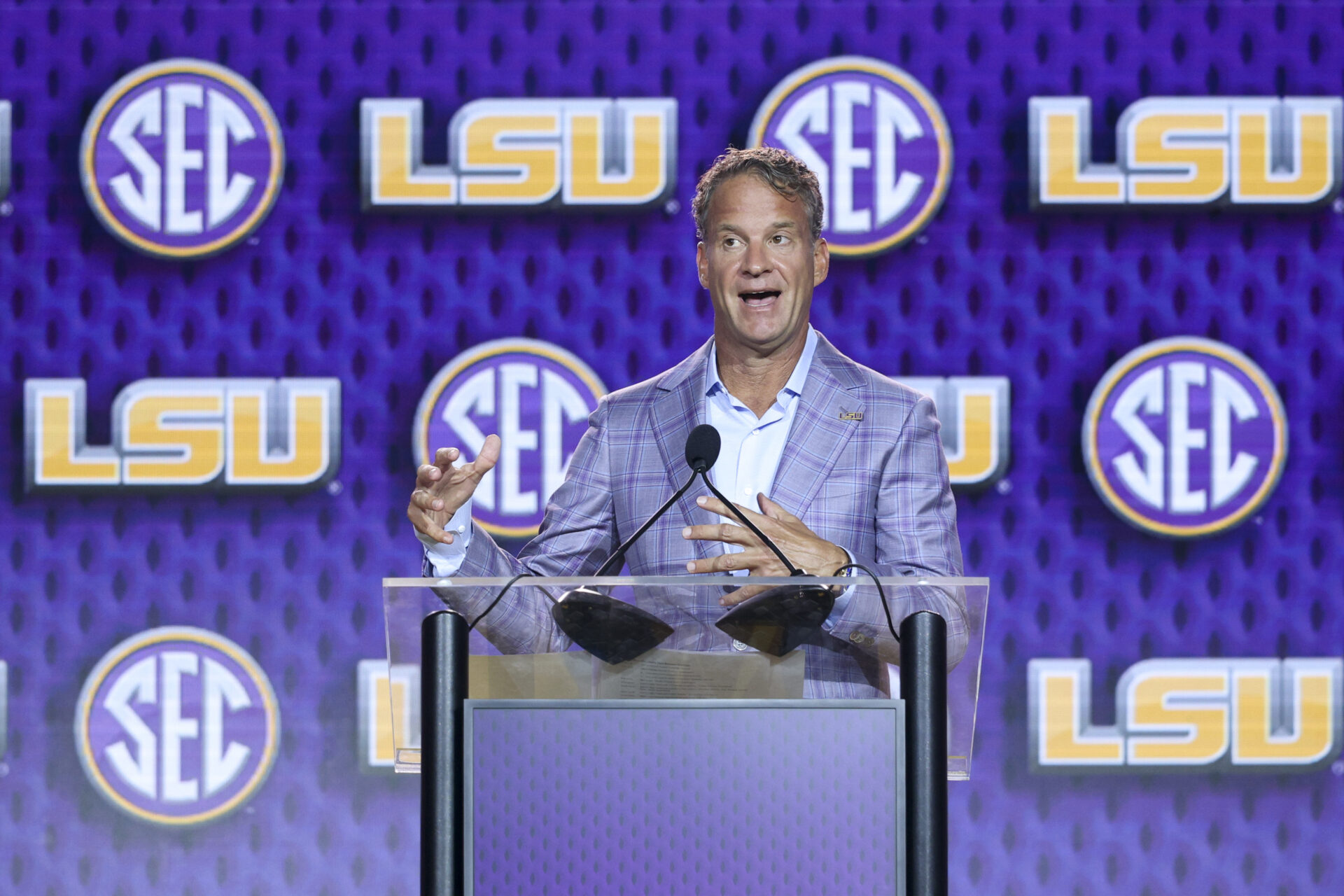 Lane Kiffin faces hostile reception during highly anticipated return to Ole Miss.