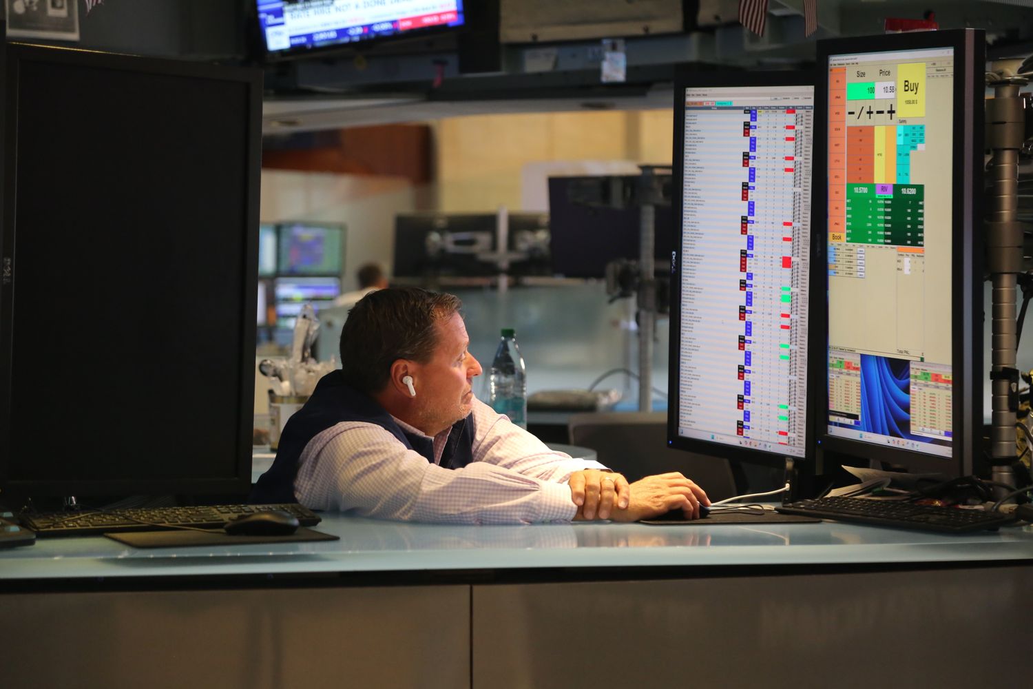 Wells Fargo Cuts S&P 500 Target, Warns Downside
