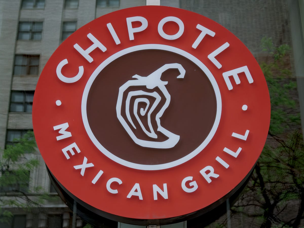 Chipotle is bringing back its discontinued margarita for a limited five-city tour this October.