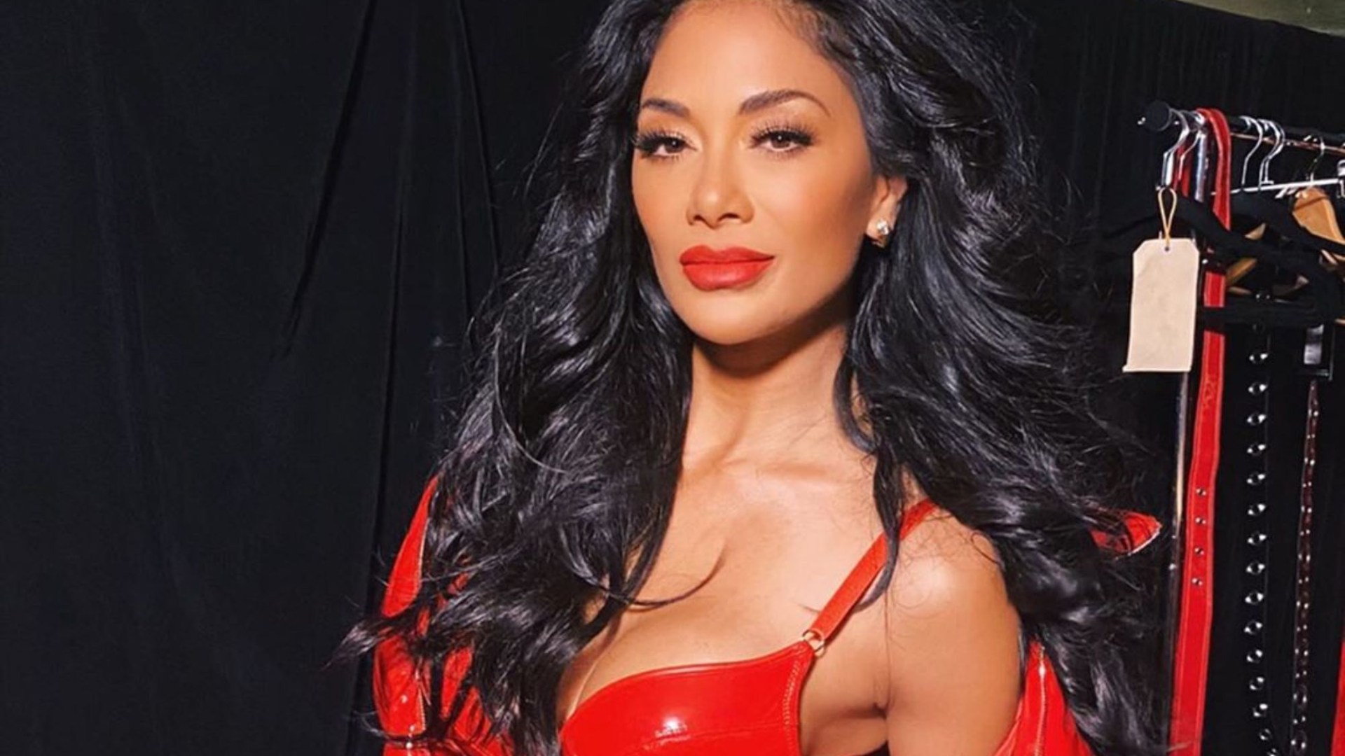 Nicole Scherzinger performs through severe leg burns during European tour stop.