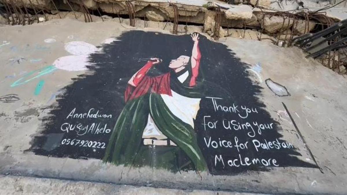 Artistas gazatíes rinden homenaje al rapero estadounidense Macklemore con un mural en ruinas