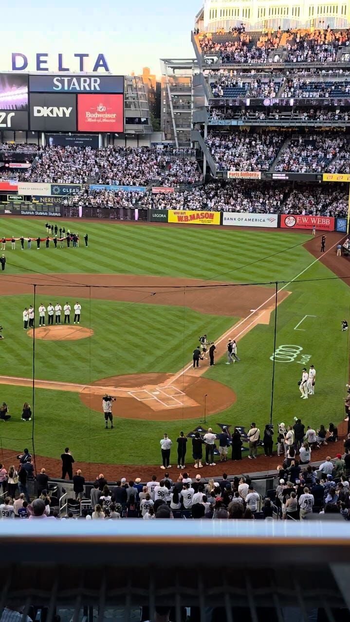 Yankees fan honors her late father by throwing first pitch to Derek Jeter