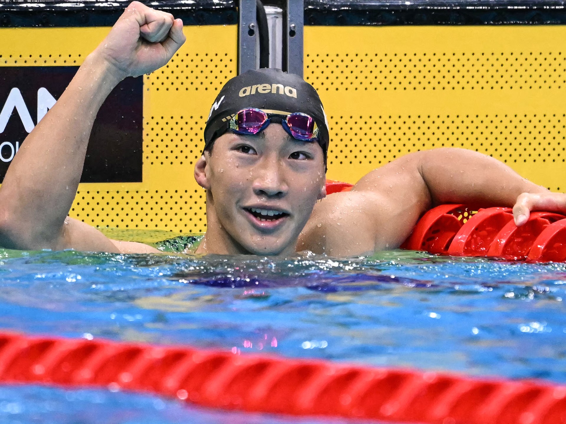 Japan's Shin Ohashi sets a 200m breaststroke world record and wins gold at the Asian Games.