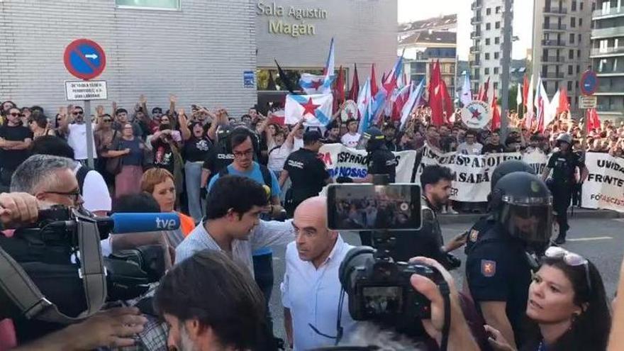 Más de 400 personas protestan a la llegada de Buxadé a Santiago