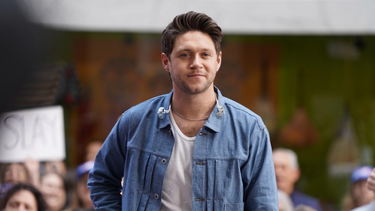 Niall Horan honors late bandmate Liam Payne by playing his voice recording on tour.