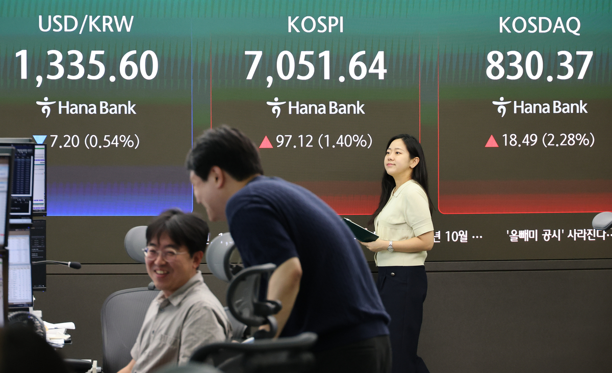 South Korea KOSPI Reclaims 7,000 Milestone Led by Semiconductor and Nuclear Stocks