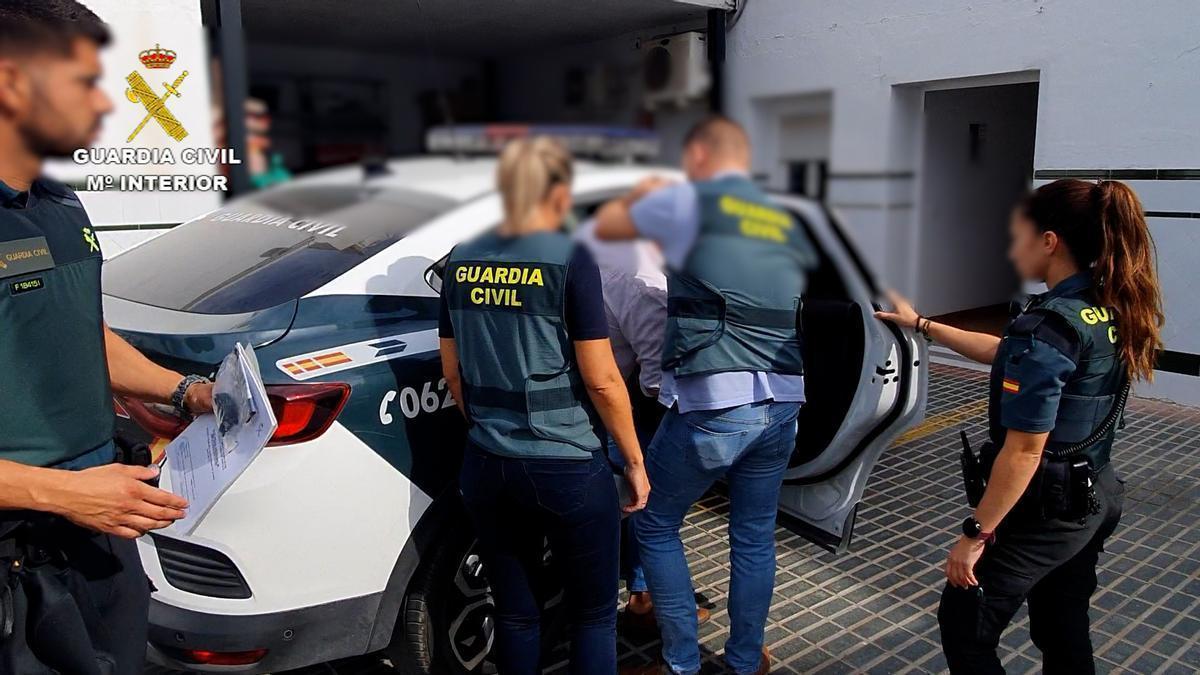 La Guardia Civil detiene a tres personas por robar móviles valorados en 29.000 euros en Andalucía