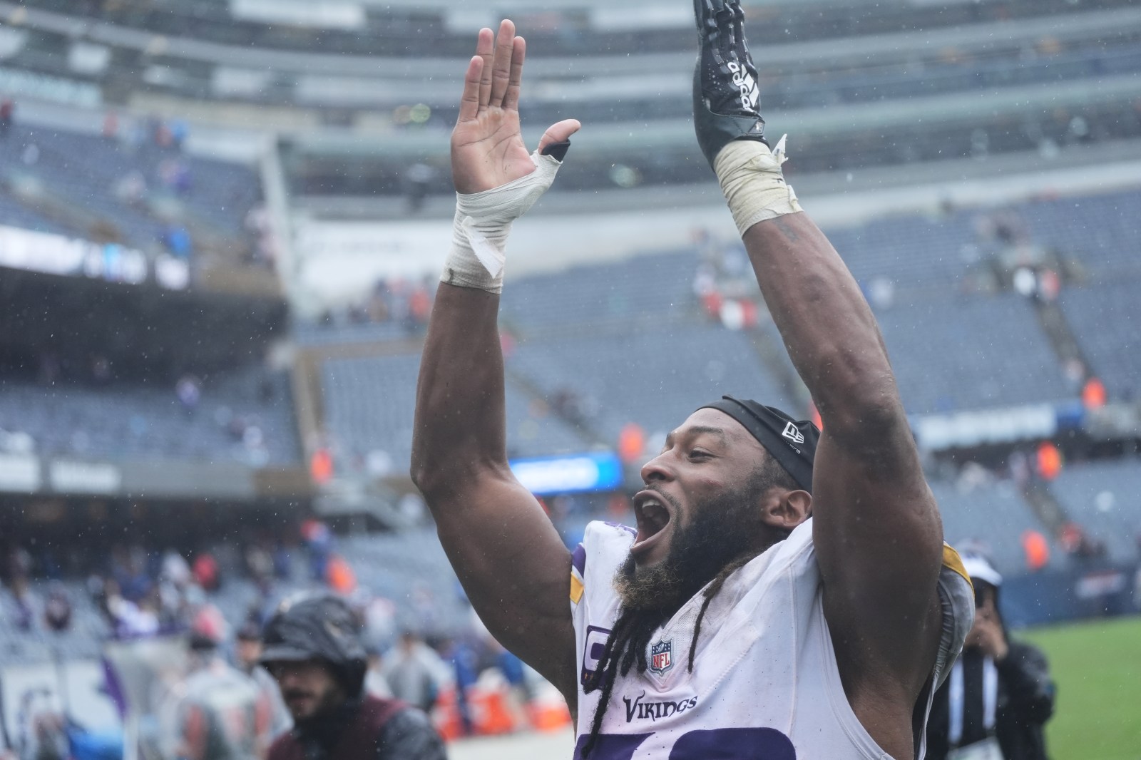 Minnesota Vikings Evaluate Running Back Aaron Jones Following Knee Injury Against Chicago