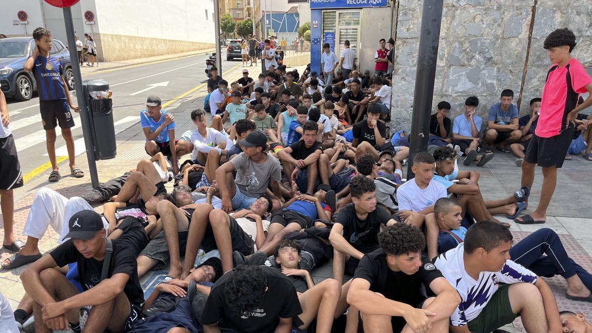 Comienza el traslado de inmigrantes desde las playas de Ceuta al puerto