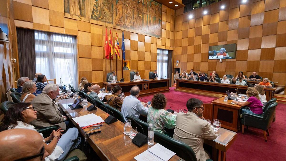 Zaragoza aprueba una nueva ordenanza cívica que limita el burka y prohíbe pernoctar en los parques