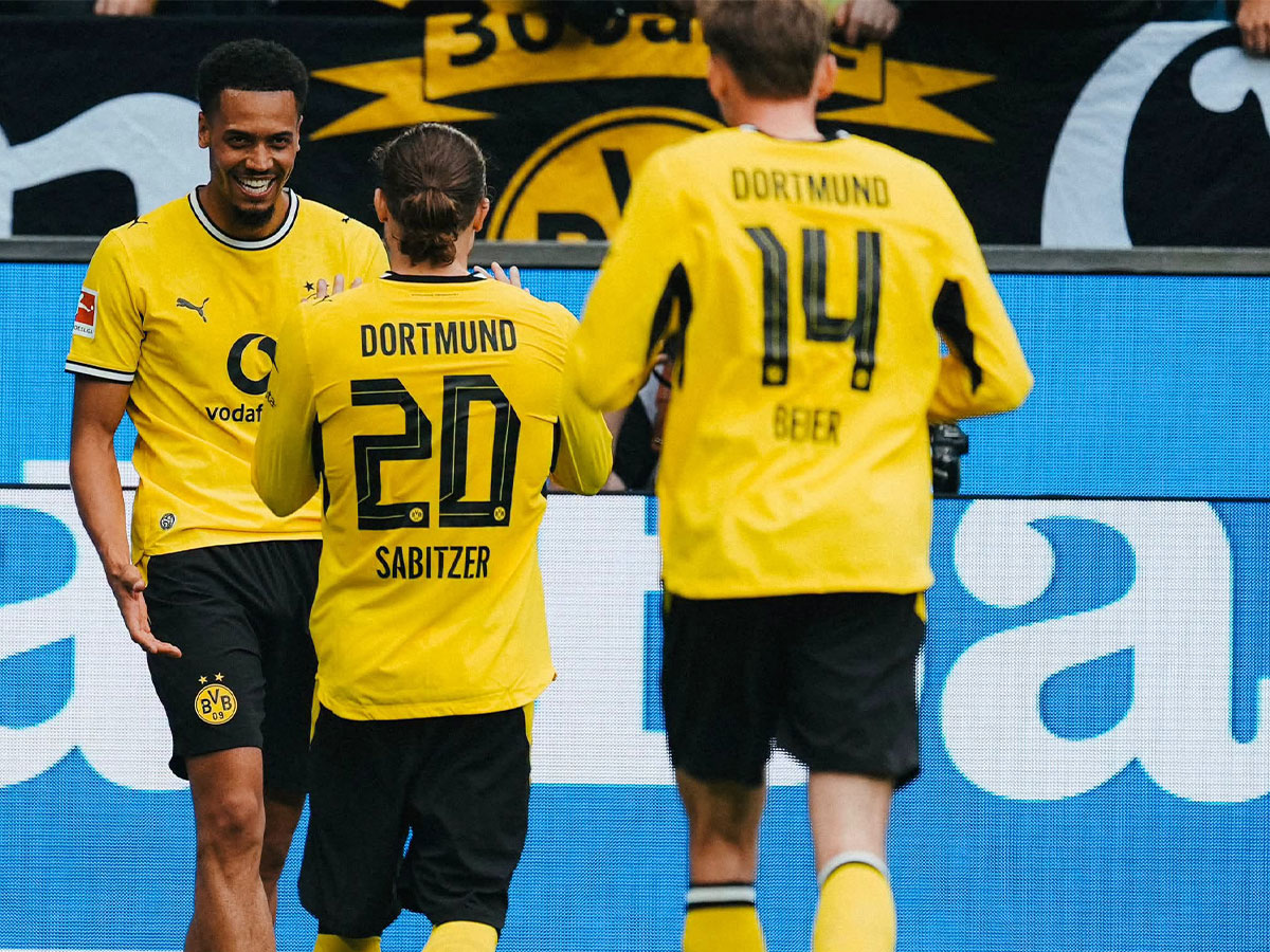 Borussia Dortmund defeat Stuttgart to reclaim Bundesliga lead with a perfect start